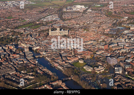 Une photo aérienne de York Centre-ville, la cathédrale, et de la rivière Ouse, Yorkshire du Nord, du nord de l'Angleterre, Royaume-Uni Banque D'Images