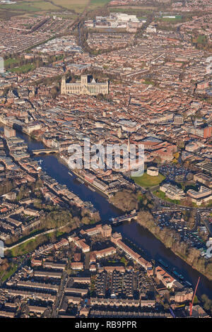 Une photo aérienne de York Centre-ville, la cathédrale, et de la rivière Ouse, Yorkshire du Nord, du nord de l'Angleterre, Royaume-Uni Banque D'Images