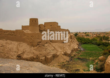 Narin Qal'eh ou Narin est un château fort en briques crues ou d'un château dans la ville de Meybod, Iran. Banque D'Images