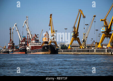 ANZALI,IRAN- septembre 25,2018:chargement sur un navire au port Anzali port en mer Caspienne, l'Iran Banque D'Images