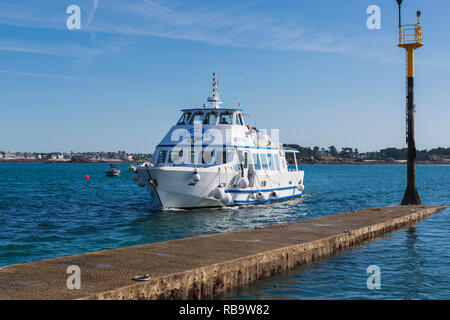 Ferry sur le point d'entreprendre à l'île de Batz après courte distance de Roscoff France Bretagne Finiestere Banque D'Images