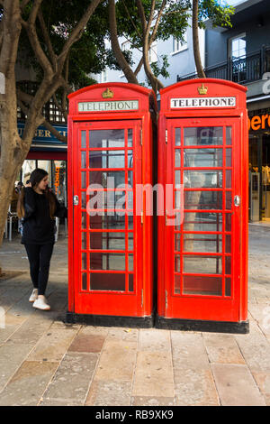 Gibraltar. Deux boîtes de téléphone rouge traditionnelle britannique à Gibraltar, territoire d'outre-mer, l'Europe. Banque D'Images