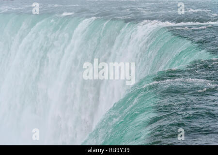 Une incroyable vue rapprochée de la partie supérieure de la célèbre cascade de Niagara avec sa propre et l'eau froide à la baisse rapidement et fortement dans le précipice Banque D'Images