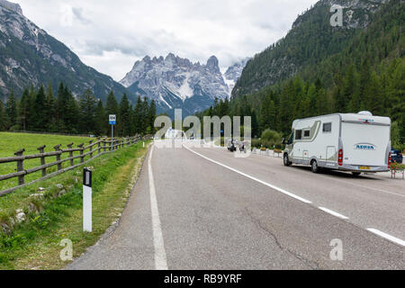 Camping stationné près de la route dans les Dolomites, Italie Banque D'Images