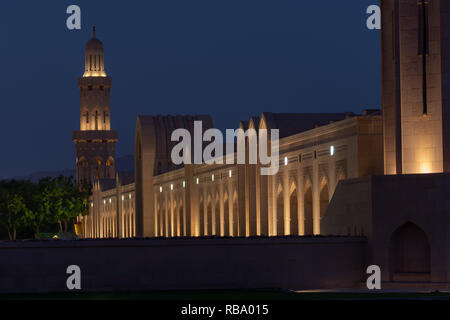 Couloir principal vue sur le Sultan Qaboos Grand Mosque in Muscat, Oman, la nuit. Banque D'Images