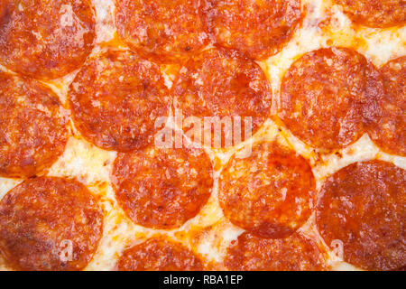 Pizza au pepperoni chaude avec de la saucisse close up contexte Banque D'Images