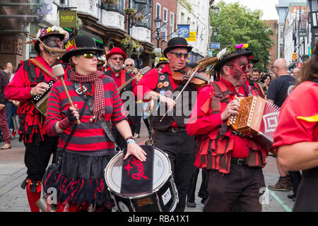 Severn Gilders Ironmen et Morris Dancers au Festival Folk de Shrewsbury, Shropshire, England, UK Banque D'Images