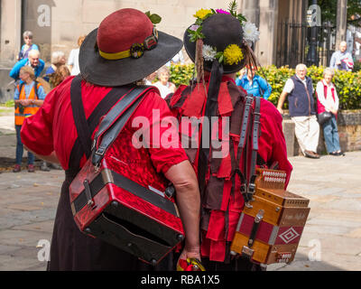 Severn Gilders Ironmen et Morris Dancers au Festival Folk de Shrewsbury, Shropshire. Banque D'Images