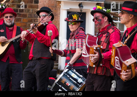 Severn Gilders Ironmen et Morris Dancers au Festival Folk de Shrewsbury, Shropshire, England, UK Banque D'Images