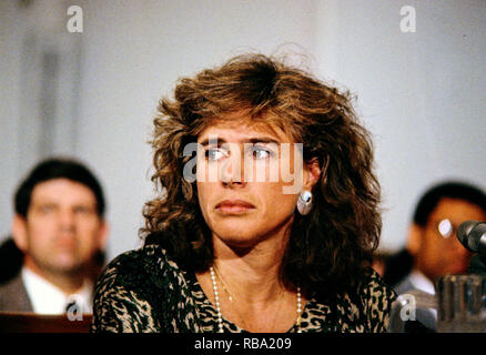 Elizabeth Glaser, épouse de l'acteur et réalisateur Paul Michael Glaser, témoigne lors d'une audience devant le Sida pédiatrique United States House Budget Committee's Task Force on Human Resources sur la colline du Capitole à Washington, DC, le 13 mars 1990. Elizabeth Glaser a contracté le virus du sida après avoir reçu une transfusion de sang contaminé par le VIH en 1981 tout en donnant naissance, par la suite d'infecter les deux de ses enfants. L'un de ses enfants, fille d'Ariel, est mort en 1988 de la maladie. Mme Glaser a succombé à la maladie le 3 décembre 1994. Credit : Howard Sachs / CNP /MediaPunch Banque D'Images