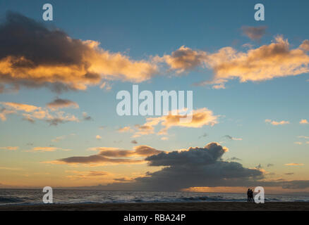 Un couple debout sur la plage, Kekaha Beach park, Hawaii, Kaua. Banque D'Images