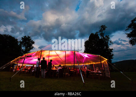 Tente de mariage dans la nuit avec les nuages de tempête Banque D'Images