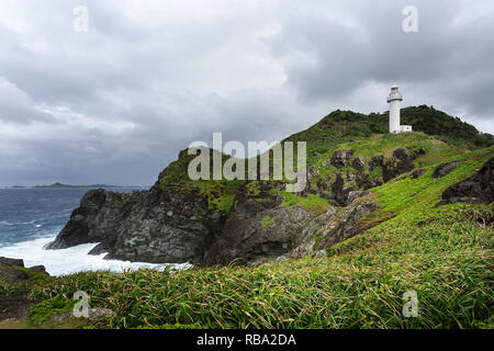 L'état de la mer sur la côte sauvage à Uganzaki dans le phare de l'Île Ishigaki, Japon Okinawa Banque D'Images