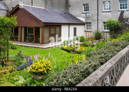 Un petit jardin dans Kikrkwall, Orkney, Scotland, Royaume-Uni, Europe. Banque D'Images