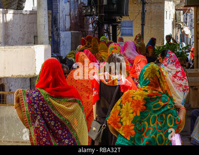 Pushkar, Inde - Nov 5, 2017. La Marche des femmes sur la rue à Pushkar, Inde. Pushkar est un lieu de pèlerinage pour les hindous et les Sikhs, situé dans la région de Rajast Banque D'Images