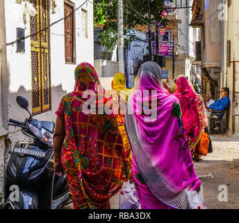 Pushkar, Inde - Nov 5, 2017. La Marche des femmes sur la rue à Pushkar, Inde. Pushkar est un lieu de pèlerinage pour les hindous et les Sikhs, situé dans la région de Rajast Banque D'Images