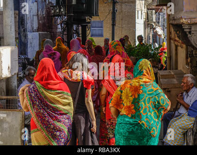 Pushkar, Inde - Nov 5, 2017. La Marche des femmes sur la rue à Pushkar, Inde. Pushkar est un lieu de pèlerinage pour les hindous et les Sikhs, situé dans la région de Rajast Banque D'Images