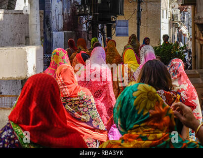 Pushkar, Inde - Nov 5, 2017. La Marche des femmes sur la rue à Pushkar, Inde. Pushkar est un lieu de pèlerinage pour les hindous et les Sikhs, situé dans la région de Rajast Banque D'Images