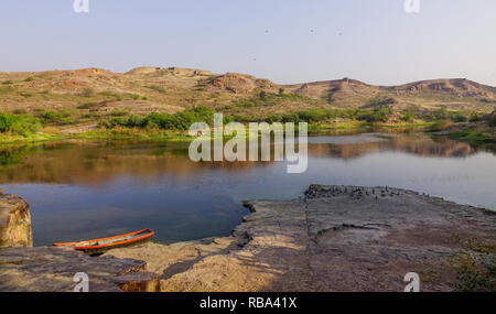 Balsamand Lake au jour d'été à Jodhpur (Inde). Ce lac est un endroit de pique-nique populaire, construit en 1159 AD par Gurjara-Pratihara dirigeants. Banque D'Images