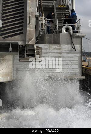 VIRGINIA BEACH, en Virginie (20 décembre 2016) les marins du service civil (CIVMARS) fixée par le Commandement du transport maritime militaire de transport rapide expéditionnaire, navire USNS Trenton (FPE), 5 amarres courriers alors que le navire est en cours de base peu Creek-Fort expéditionnaire conjointe Story, le 20 Déc.. Trenton a quitté la Virginie à commencer sa première marche avant le déploiement. Trenton affecté à appuyer les opérations militaires dans la sixième flotte américaine zone d'exploitation. Banque D'Images