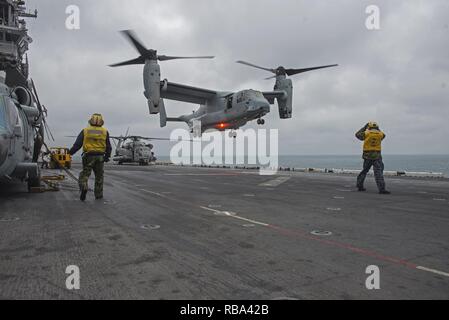 Océan Atlantique (31 déc. 20, 2016) Une MV-22 Osprey à partir de la 22e Marine Expeditionary Unit (MEU) atterrit sur le pont d'envol du navire d'assaut amphibie USS Wasp LHD (1). Le Wasp est déployé dans le cadre du Wasp du groupe amphibie, qui est de décharger le 22e MEU après un déploiement de six mois dans la flotte des États-Unis 5e et 6e secteurs d'opérations. Banque D'Images