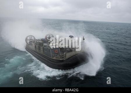 Océan Atlantique (31 déc. 20, 2016) Un landing craft air cushion, debarks à partir du pont du coffre du navire d'assaut amphibie USS Wasp LHD (1). Le Wasp est déployé dans le cadre du Wasp du groupe amphibie, qui est de décharger le 22e Marine Expeditionary Unit après un déploiement de six mois dans la flotte des États-Unis 5e et 6e secteurs d'opérations. Banque D'Images