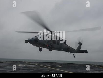 Océan Atlantique (31 déc. 20, 2016) Un hélicoptère Seahawk MH-60 décolle de l'envol de la station d'amphibie Navire de débarquement USS Whidbey Island (LSD 41). L'île de Whidbey est déployée dans le cadre du Wasp du groupe amphibie, qui est de décharger le 22e MEU après un déploiement de six mois dans la flotte des États-Unis 5e et 6e secteurs d'opérations. Banque D'Images