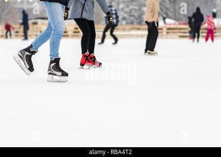 Les hommes et les jambes en patins sur la patinoire Banque D'Images