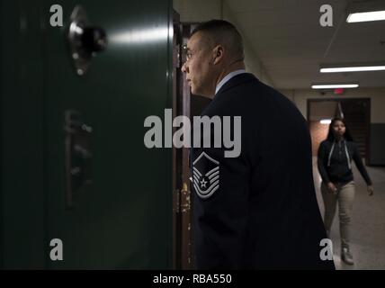 Le sergent-chef. David Gray, 113e Air National Guard, membre des forces de sécurité entre dans une salle de classe de Charles Carroll Middle School au cours de leur carrière et de l'enseignement technique Fair de New Carrollton, Md., 21 Décembre, 2016. C'est la cinquième fois Gray s'est porté volontaire pour parler avec les élèves sur les avantages de l'US Air Force comme carrière. Banque D'Images