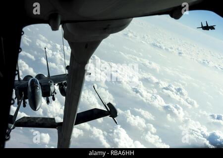 Deux F-15E Strike Eagles se préparer à recevoir le combustible dans un KC-10 Extender sur l'Irak, le 25 décembre, 2016. F-15s fournissent un appui aérien rapproché à guidage de précision au cours de groupe Force-Operation résoudre inhérente, un effort multinational d'affaiblir et de détruire l'État islamique en Irak et au Levant, les opérations dans la région du Moyen-Orient et dans le monde. Banque D'Images