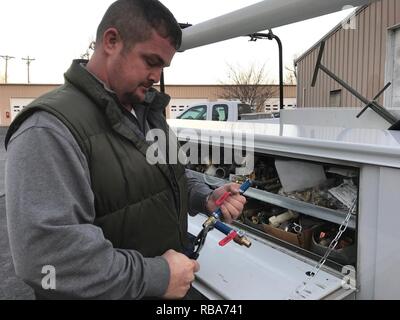 Tony Bernard, mécanicien d'entretien, de travaux à la U.S. Army Corps of Engineers du District de Nashville installations d'entretien à Somerset, Ky., 28 décembre 2016. Le district a récemment nommé Bernard employée du mois de novembre pour son initiative et l'ingéniosité qui a abouti à un partenariat avec l'école professionnelle du comté de Russell pour la construction d'un nouveau stand de la perception de droits et de 15 tables de pique-nique pour Kendall ci-dessous de camping au lac du barrage du ruisseau Wolf Cumberland. Banque D'Images