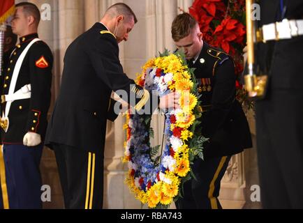 Le général Bradley A. Becker, commandant général de l'Armée US District militaire de Washington, a dirigé une armée américaine Wreath-Laying plein honneur présidentiel cérémonie, 28 décembre 2016, à la cathédrale nationale de Washington en l'honneur du Président Thomas Woodrow Wilson's 160e anniversaire. Banque D'Images