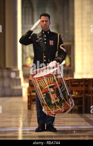 Le général Bradley A. Becker, commandant général de l'Armée US District militaire de Washington, a dirigé une armée américaine Wreath-Laying plein honneur présidentiel cérémonie, 28 décembre 2016, à la cathédrale nationale de Washington en l'honneur du Président Thomas Woodrow Wilson's 160e anniversaire. Banque D'Images