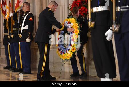 Le général Bradley A. Becker, commandant général de l'Armée US District militaire de Washington, a dirigé une armée américaine Wreath-Laying plein honneur présidentiel cérémonie, 28 décembre 2016, à la cathédrale nationale de Washington en l'honneur du Président Thomas Woodrow Wilson's 160e anniversaire. Banque D'Images