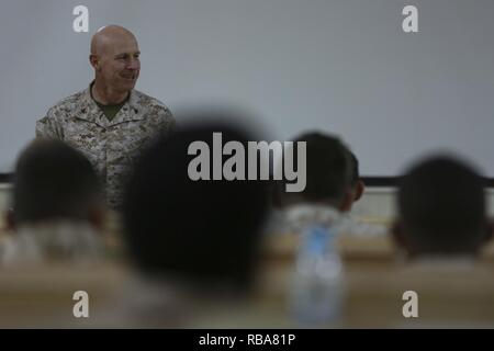 Le colonel Bill Vivian, but spécial air-sol marin Groupe Force-Crisis Response-Central commandant, Commandement parle avec Marines en Jordanie, le 31 décembre 2016. Tout en visitant les SPMAGTF Marines, Vivian a discuté du passé, présent et avenir à la force et a remercié les Marines pour leur dur travail. SPMAGTF-CR-CC est une force d'intervention de crise qui participe à la coopération en matière de sécurité dans le théâtre à travers des exercices à l'appui de l'USCENTCOM pays partenaires dans cette région importante. Banque D'Images