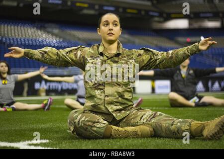SAN ANTONIO, TX (4 janvier 2017) - Slt Sarah Herrero, 329L'équipe de contrôle de mouvement, 330e bataillon de transport, entraîne un étirement bloc avec l'US Army All-American 2017 Marching Band color guard. Herrero est un USAAAMB 2009 anciens de la Garde côtière canadienne et revient chaque année comme un mentor au cours de l'Armée Soldat All-American Bowl. Les membres de la bande sont les plus hauts de l'école secondaire et les membres de la bande colorguard qui doit effectuer le spectacle de mi-temps à l'Alamodome le Samedi, Janvier 7, 2017) Banque D'Images