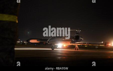 Un C-21 Learjet taxis sur la piste, le 5 janvier 2016, sur RAF Mildenhall, Angleterre. Le jet de l'US Air Force a effectué le Lieutenant-général Richard Clark, commandant de la 3e Air Force, chef de l'US Air Force Master Sgt. Phillip Easton, chef du commandement de l'Armée de l'air 3ème, ainsi que leurs conjoints. Banque D'Images