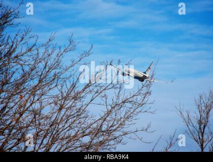 Un Air Force Reserve Command C-40C fait un avion à environ 10 degrés Banking tour réglage après le décollage, tout comme l'Armée de l'air chanson décrit l'action, 'Off nous rendez-vous dans la nature blue yonder, voler haut dans le soleil.' Ce C-40C distingué visiteur, d'aéronefs appartenant à la 932e Airlift Wing à Scott Air Force Base, Texas, a décollé sur une autre mission dans le 'blue' récemment. A l'origine, l'Armée de l'air chanson est intitulée "Army Air Corps'. Robert Crawford a écrit les paroles et la musique au cours de 1938 et pendant la Seconde Guerre mondiale, le service fut renommée "Army Air Force', et le titre de la chanson cha Banque D'Images