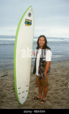 MALIBU, CA - 25 juillet : l'Acteur Ernie Reyes Jr. assiste à la 3e compétition de surf de célébrité le 25 juillet 1993 à Malibu Surfrider Beach à Malibu, en Californie. Photo de Barry King/Alamy Stock Photo Banque D'Images