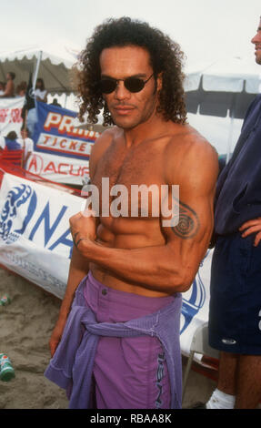 MALIBU, CA - 25 juillet : l'acteur Vincent Klyn assiste à la 3e compétition de surf de célébrité le 25 juillet 1993 à Malibu Surfrider Beach à Malibu, en Californie. Photo de Barry King/Alamy Stock Photo Banque D'Images