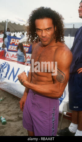 MALIBU, CA - 25 juillet : l'acteur Vincent Klyn assiste à la 3e compétition de surf de célébrité le 25 juillet 1993 à Malibu Surfrider Beach à Malibu, en Californie. Photo de Barry King/Alamy Stock Photo Banque D'Images