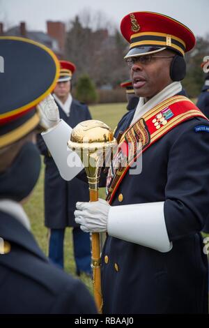 U.S. Army Band 'Wolverine' du tambour-major le Sgt. Le major Julian Ayers donne des directives pour la 58e Cérémonie d'investiture à répétition Joint Base Myer - Henderson Hall, en Virginie, le 5 janvier 2017. Plus de 5 000 membres de services fournissent un soutien militaire pour la 58e cérémonie d'investiture présidentielle, une longue tradition qui remonte à 1789 quand George Washington a été escorté à Federal Hall de New York pour être assermenté comme premier commandant en chef. Banque D'Images