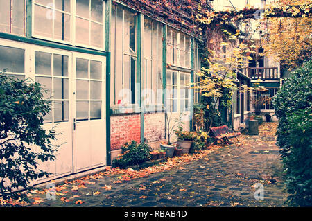 Parisien pittoresque ruelle d'automne, Paris, France Banque D'Images