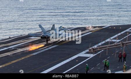 Océan Pacifique (jan. 6, 2017) Un F/A-18C Hornet de la "catégorie bleue" de Blasters Strike Fighter Squadron (VFA) 34, effectue un touch-and-go d'exercer sur le pont d'envol du porte-avions USS Carl Vinson (CVN 70). Le groupe aéronaval du Carl Vinson (CSG) est partant pour un déploiement régulièrement prévues à l'ouest du Pacifique pour mener des exercices bilatéraux dans l'Indo-Asia-région du Pacifique. Banque D'Images