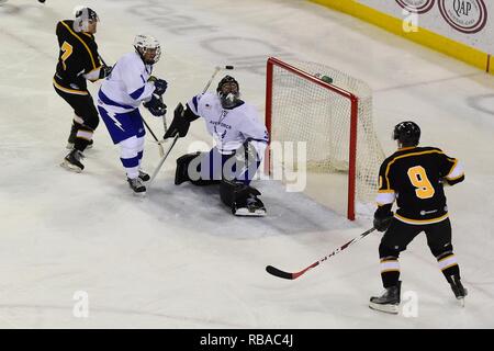 Gardien de l'Aviateur de l'Armée de l'air hauts Stanislav Barilov, de Magadan, Russie, conserve son œil sur la rondelle lors d'une agression armée dans la deuxième période de la 4e Air Force Armée vs Match de hockey le 7 janvier, 2017, à la patinoire Sullivan à Anchorage, Alaska. Le jeu se joue chaque année entre des équipes composées de membres de service affecté à Joint Base Elmendorf-Richardson, en Alaska. 5-0 jeu blanc de l'armée de l'air force team lié la série à 2-2. Banque D'Images