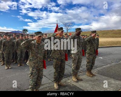 Quatre Marines américains reçoivent des médailles au cours de réalisation de la Marine une formation du bataillon le 9 janvier 2017, à bord du centre de formation interarmes, Japon, Fuji Camp pour leur réponse instinctive lorsqu'un véhicule avec cinq passagers est passé de la cinquième histoire d'un garage de stationnement à Yokosuka, une ville dans la grande région de Tokyo, le 31 décembre 2016. Une fois que les Marines sont arrivés sur scène, le groupe a retourné la voiture pour déposer les passagers japonais avant l'arrivée des services médicaux d'urgence. Les fusiliers marins sont affectés au 3e bataillon du 1er Régiment de Marines et de l'avant-déployé à la 3e Division de marines, Marine III Banque D'Images