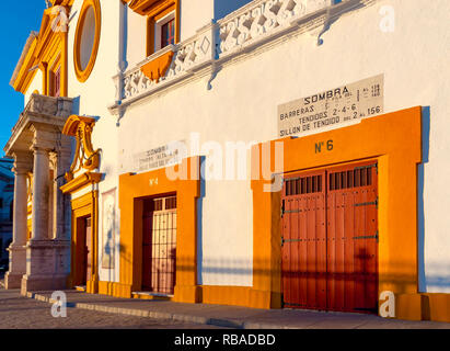 Détail la façade baroque coloré de Plaza de Toros de la Maestranza, la célèbre Arène de Séville Banque D'Images