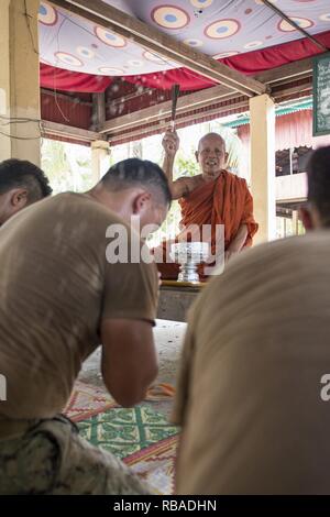 Un moine bénit les marins affectés au Bataillon mobile de construction navale (NMCB) et 5 sections locales cambodgiennes en remerciement de l'élimination des souches de Sromo Pagoda (province de Svay Rieng, Cambodge, le 9 janvier 2017. NMCB 5 est le déploiement de l'avant, le Pacifique occidental NMCB, prête à soutenir des opérations de combat majeures, l'aide humanitaire et des opérations de secours. Ils fournissent l'ingénierie générale et le soutien civil à Marine, Marine Corps et des forces opérationnelles. Homeported au départ de Port Hueneme, Californie, a détaché 14 NMCB 5 sites déployés à travers les États-Unis et l'ouest de la zone d'opérations du Pacifique. Banque D'Images