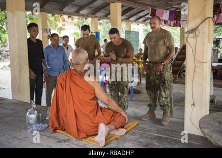 Un moine bénit les marins affectés au Bataillon mobile de construction navale (NMCB) et 5 sections locales cambodgiennes en remerciement de l'élimination des souches de Sromo Pagoda (province de Svay Rieng, Cambodge, le 9 janvier 2017. NMCB 5 est le déploiement de l'avant, le Pacifique occidental NMCB, prête à soutenir des opérations de combat majeures, l'aide humanitaire et des opérations de secours. Ils fournissent l'ingénierie générale et le soutien civil à Marine, Marine Corps et des forces opérationnelles. Homeported au départ de Port Hueneme, Californie, a détaché 14 NMCB 5 sites déployés à travers les États-Unis et l'ouest de la zone d'opérations du Pacifique. Banque D'Images