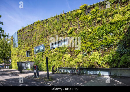 Les Pays-Bas, Amsterdam, le jardin vertical sur le mur de la piscine et salle de sport de Mercator. Banque D'Images